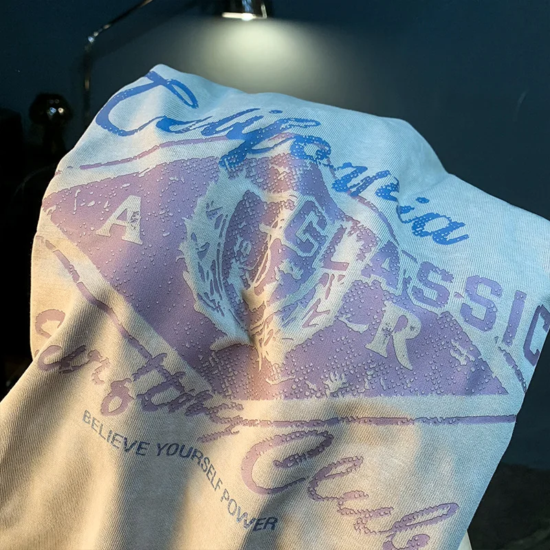 ملابس رجالية صيفية جديدة لعام 2025 مريحة تسمح بمرور الهواء بأكمام قصيرة مطبوعة عصرية بنصف كم للرجال