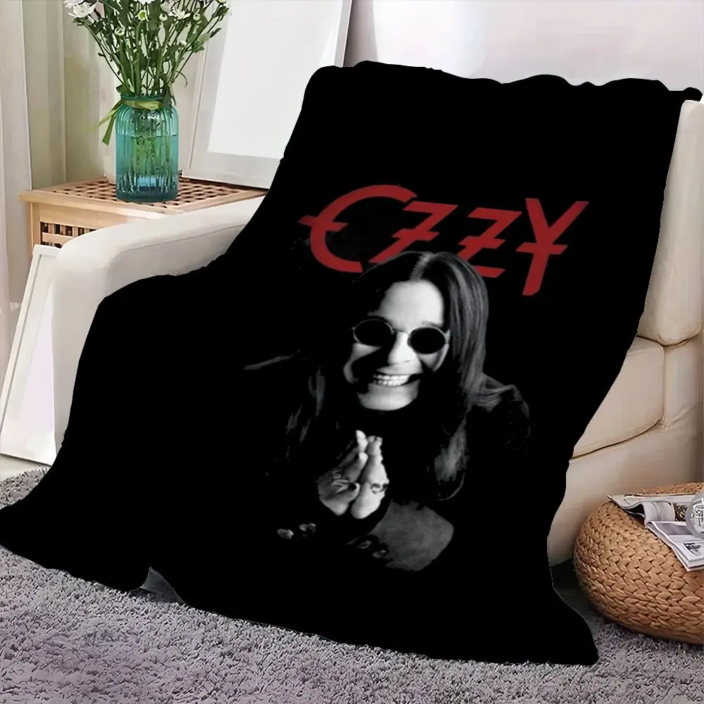 بطانية رمي باللونين الأبيض والأسود مستوحاة من OZZY Rock Star - تصميم دراماتيكي يتميز بشكل طويل الشعر مع نظارة شمسية مستديرة #4