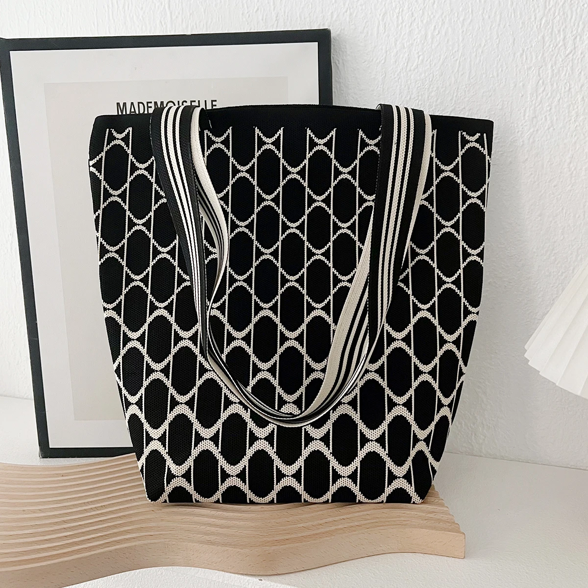 High Quality New Fashion Women Shoulder Bag Black and White Geometric Line Knitted Wavy Tote Bag Large Capacity Plaid Tote Bag