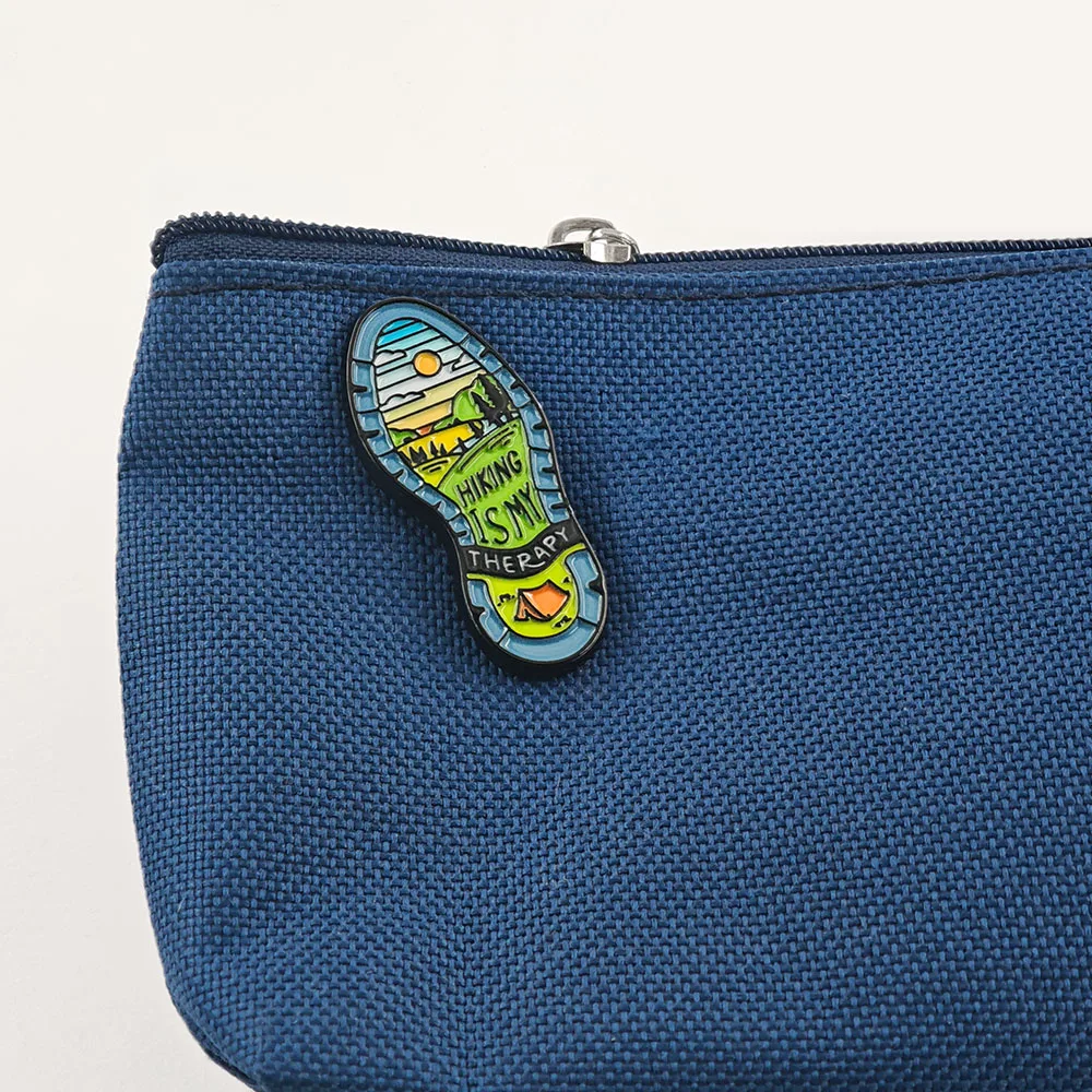 Wandern ist meine Therapie Emaille-Pin Lustige Camping-Schuhsohlen-Brosche Outdoor-Abenteuer-Abzeichen Naturliebhaber-Anstecknadeln Rucksack-Schmuck – Detail 5