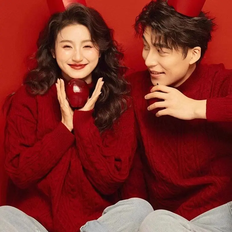 

Новинка 2025: Праздничные парные свитеры красного цвета для мужчин и женщин, повседневные прямые куртки из полиэстера с длинным рукавом и круглым вырезом