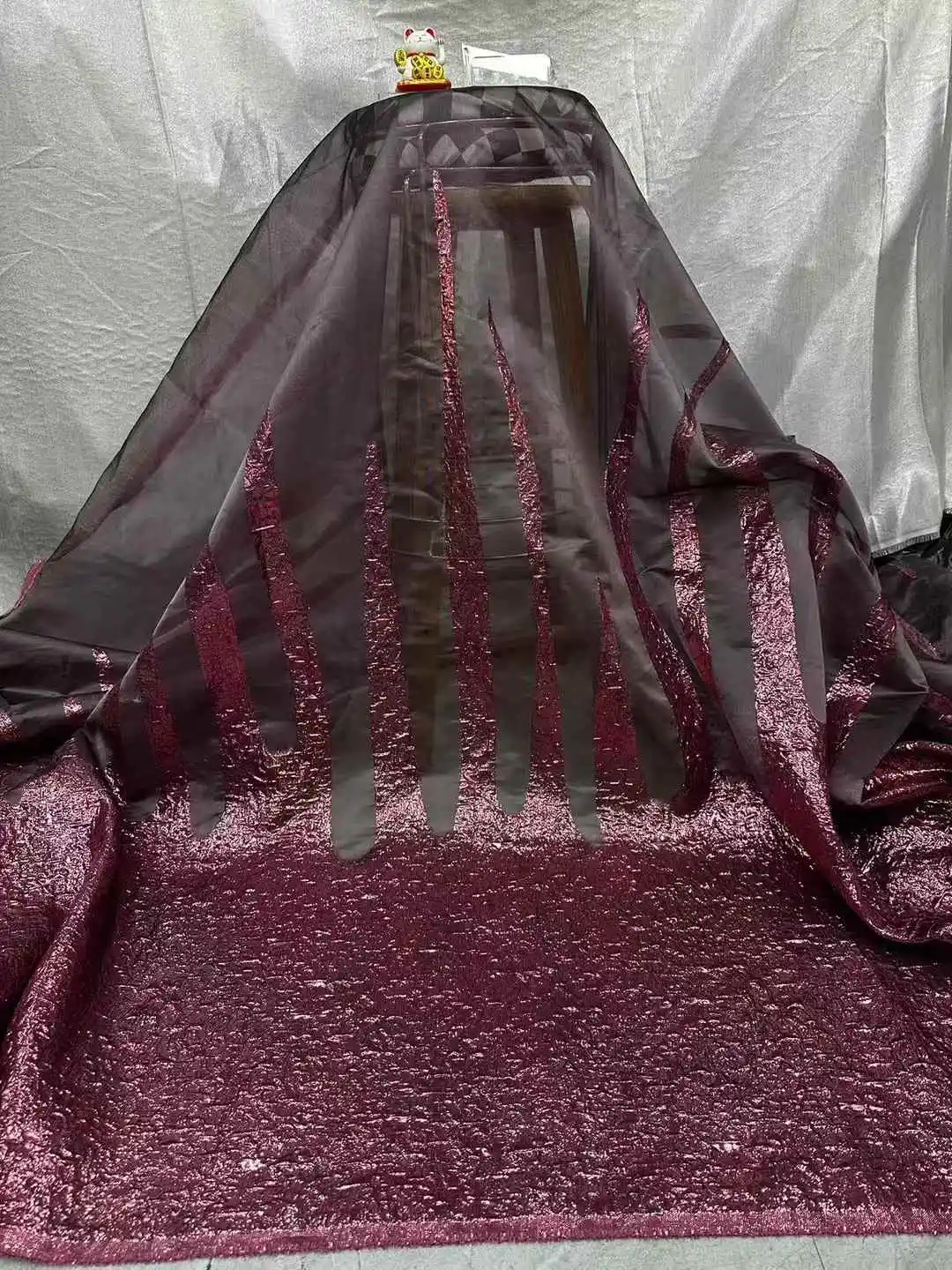 ผ้าผ้า Jacquard Stain สําหรับงานแต่งงานชุดเฟอร์นิเจอร์เบาะรูปแบบโลหะ Ripple และผ้าคุณภาพสูง