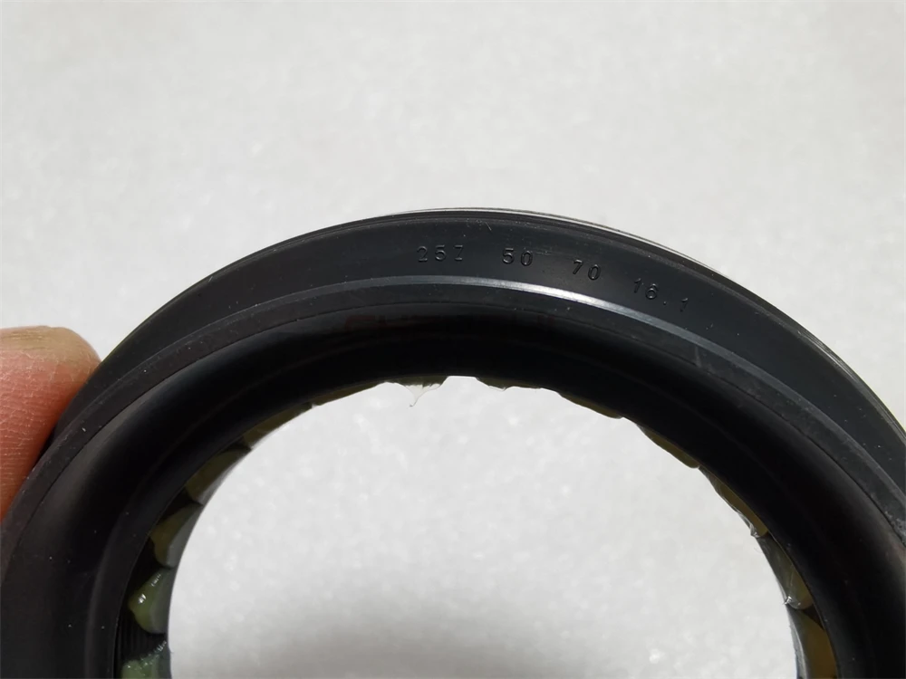 Transfer Case Oil Seal (Connecting Half Shaft - Right ) For Outlander CW4W CW5W CW6W GA2W GF7W GF8W 3200A104 50*70*16.1MM