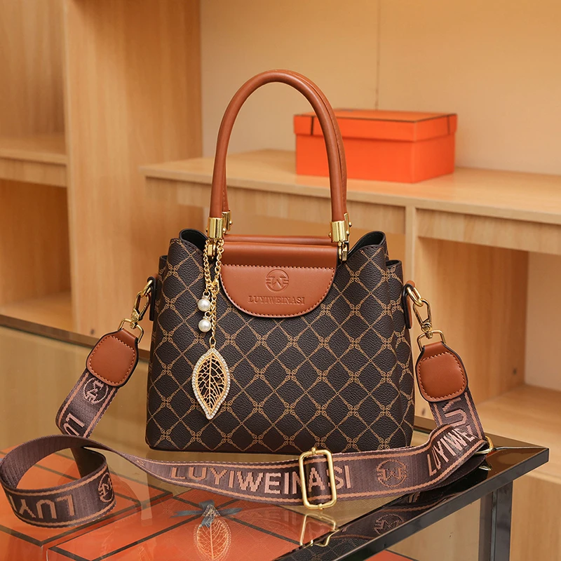 

Fashion-Forward Ladies Shoulder Bag Luxury Leather Crossbody Handbag Women's Stylish Tote Messenger Purse