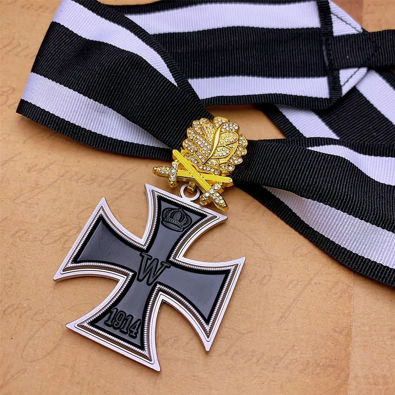Deutsche Anstecknadeln, Eisernes Kreuz, Rittermedaille, eingelegt mit Diamanten, silberne Eichenblätter, Halsband, Medaillenkollektion