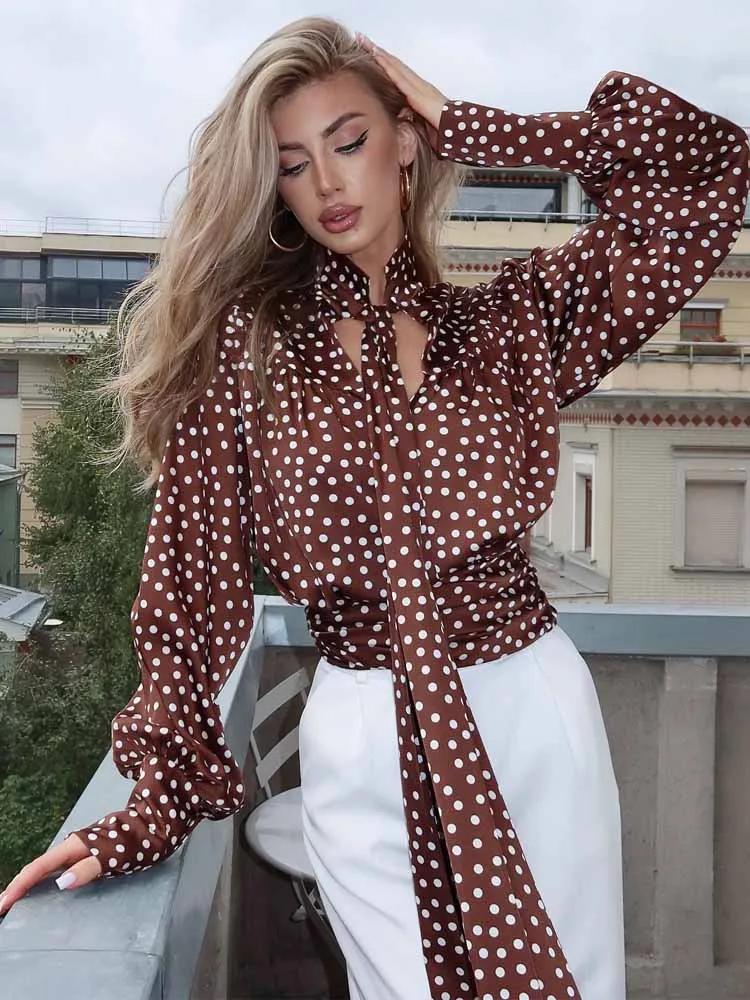 

НОВИНКА: Женская элегантная блузка с длинным рукавом и шнуровкой, стройнящая фигуру, для офиса, осень 2005, модная уличная одежда BKQU, рубашка с V-образным вырезом и принтом в горошек