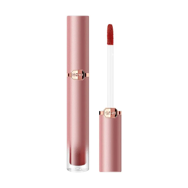 

~ Губная помада Lip Glaze не выцветает и не прилипает к чашке. Матовый матовый бархат телесного цвета.