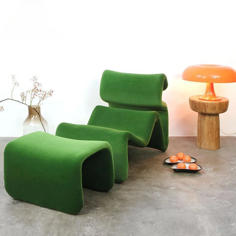 Divano pigro con linee astratte