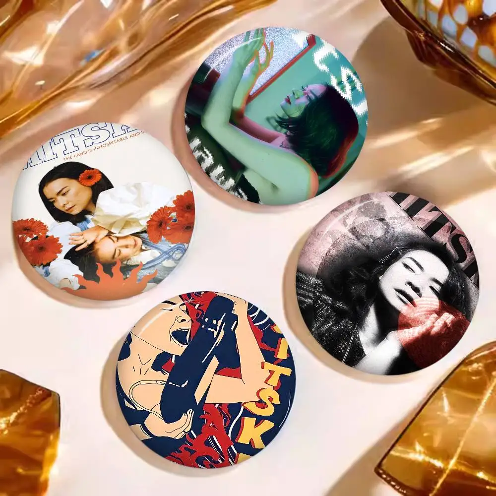 Broches de Anime y Dibujos Animados Lindos de Mitski (First Love, Tv Girl, French Exit), Accesorios para Solapa de Chaqueta y Jeans