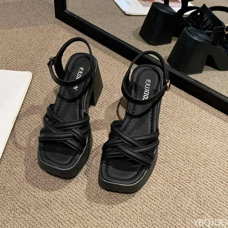 Neue Damen-Sandalen mit dicker Sohle und hohem Absatz, Schnallenverschluss und Fischmaul-Design, ideal für den Strand und zu Röcken kombinierbar, Kollektion 2026 – Detail 14