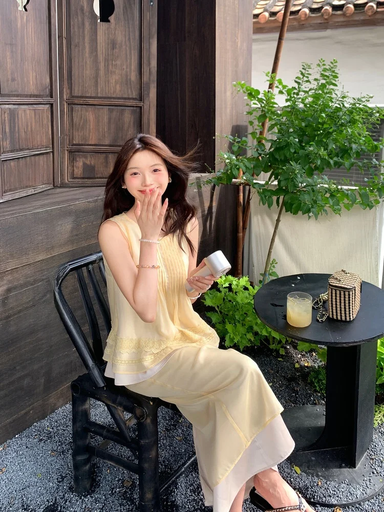 

Summer Yellow Halter Neck Casual Style Women's Fashion Set Elegant Top And Skirt Ensemble Polyester Fabric round Neck Design