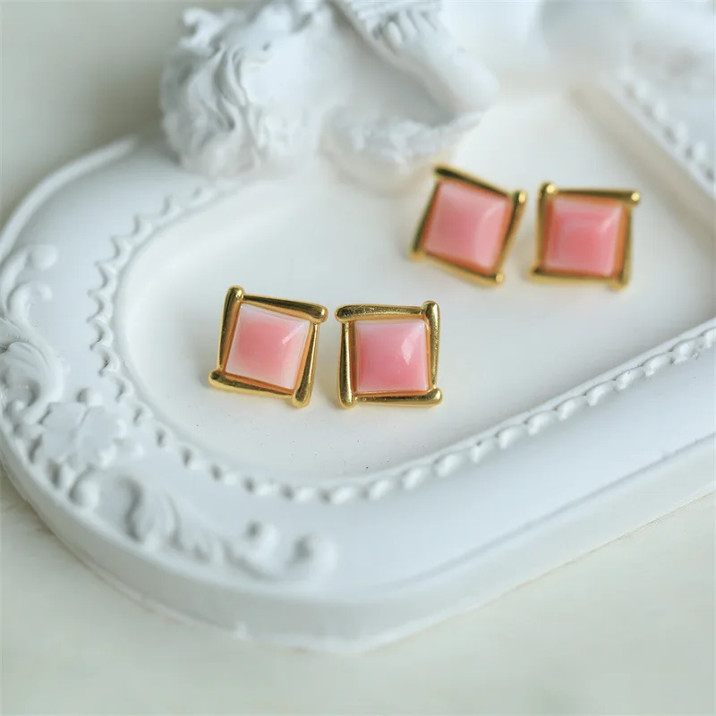 

s925Silver Inlaid Queen Conch Rouge Snail Sugar Cube Earrings Beautiful and Classic