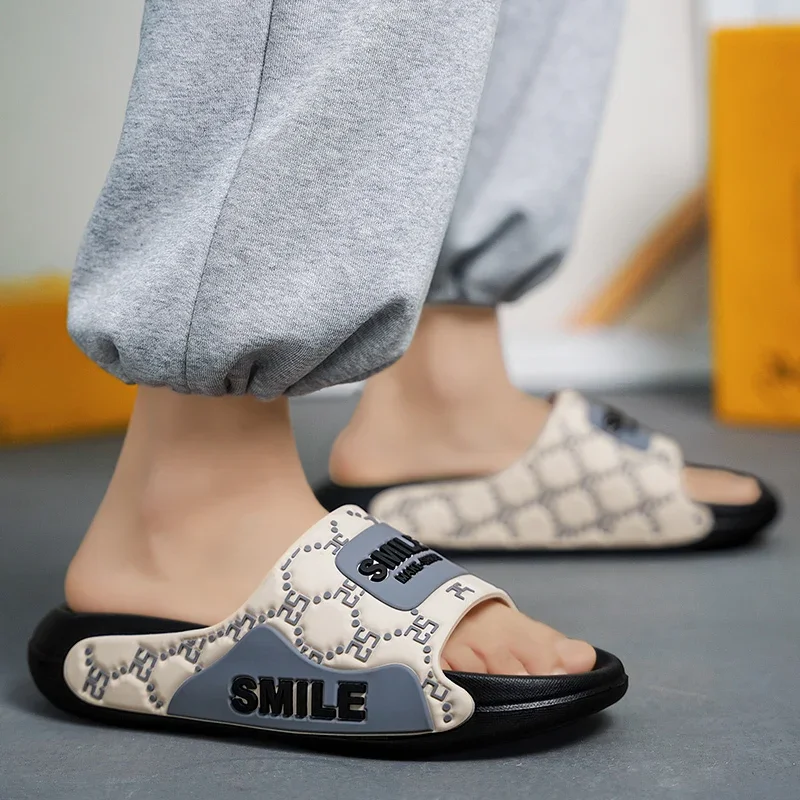 Comfortable Summer Mens Slippers Non-slip Household Slippers High Quality Flip-flops New Style Men Sandals Fashion Beach Shoes