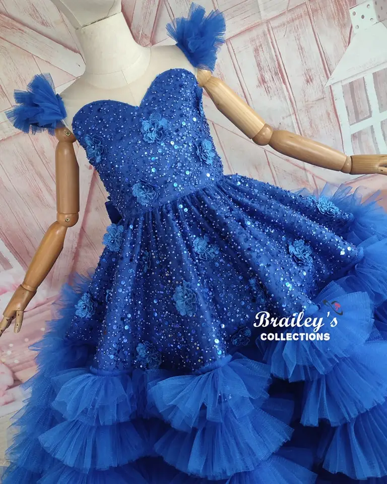 Sukienki na konkurs piękności dla dziewczynek w kolorze królewskiego błękitu, sukienki dla dziewczynek sypiących kwiatki na wesele, szyte na miarę cekinowe sukienki dla dzieci z falbankami na przyjęcie urodzinowe.