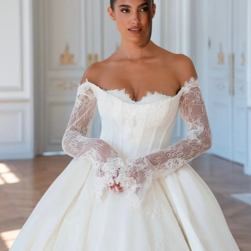 

Атласное простое свадебное платье на заказ с белыми аппликациями, длинными рукавами, кружевной отделкой и А-образным силуэтом.