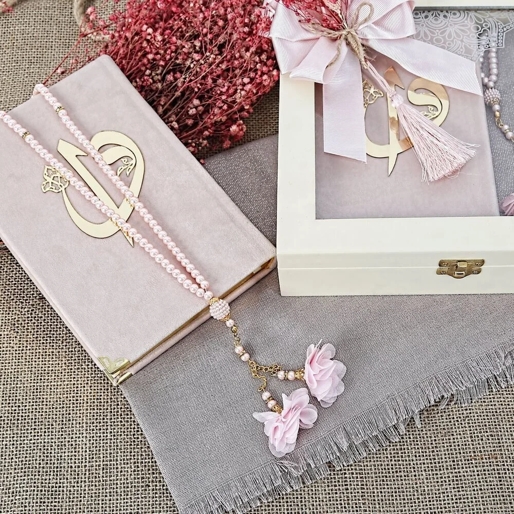 Set regalo musulmano di lusso tappeto da preghiera sacro corano donna scialle foulard rosario di perle islamico nome personalizzato Plexi all'ingrosso