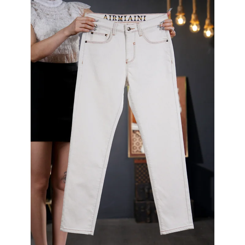 جينز فاخر خفيف لعام 2025 للرجال موضة بيضاء للربيع/الصيف رفيع غير رسمي مرن للتخسيس سروال صغير للقدم