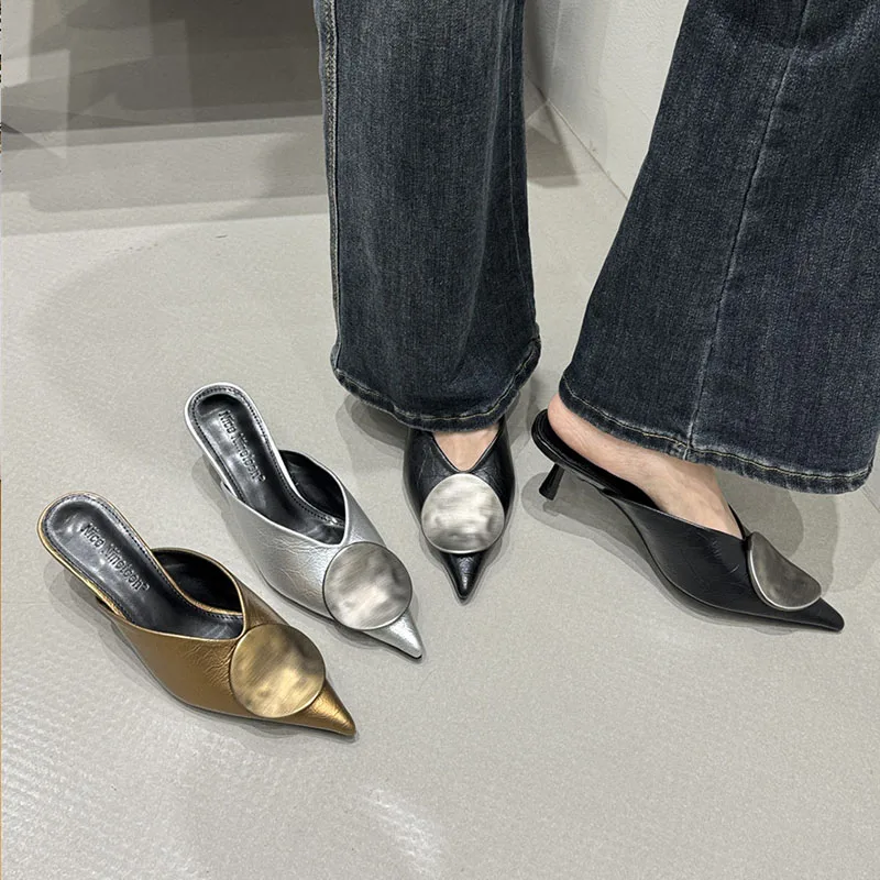 

Новые женские туфли-мюли 2026 года, весенняя коллекция, золотистые, модные, с острым носком, на плоской подошве, с металлической пряжкой, для улицы, нарядные шлепанцы