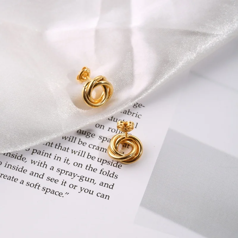1 piece of stainless steel plated with 18K gold, double-ring twisted and knotted earrings. Multi-layered interlocking circular rings, three-dimensional interwoven earrings. Suitable for women's minimalist and cool style, perfect for everyday wear. The interlocking rings symbolize unity and devotion, making it a great gift for a girlfriend. Suitable for various occasions such as work, dates, shopping, and afternoon tea