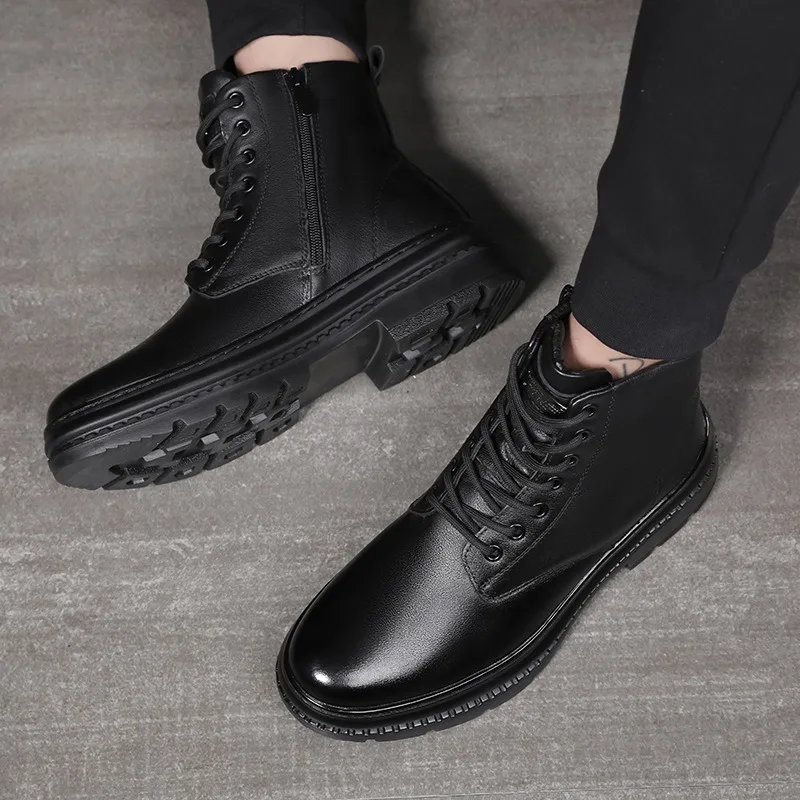 Botas de couro genuíno dos homens moda motocicleta tornozelo bota 2025 novas botas casuais de alta qualidade para homens de pelúcia botas de inverno quentes para homem