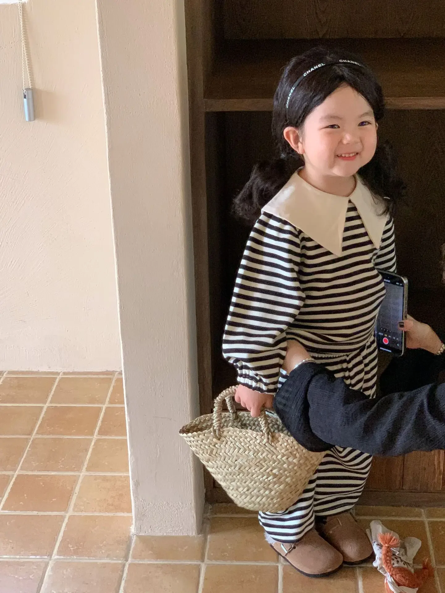 Kinderbekleidungssets, gestreiftes Oberteil mit großem Revers und weit geschnittene Hose, 2-teiliges Set, Baby-Mädchen-Outfit, Kleidung für Kleinkinder. – Detail 7