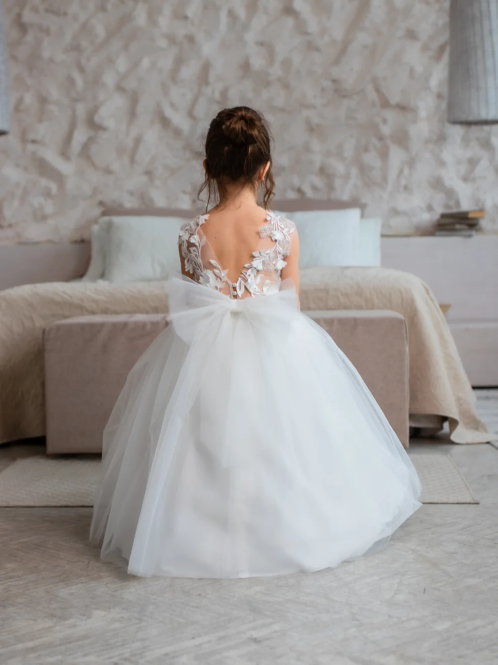 ชุดเดรสเด็กผู้หญิงสำหรับงานแต่งงาน ผ้าทูลล์ประดับลูกไม้ แขนกุด ผูกโบว์ยาว ด้านหลังเป็นรูปตัววี ดีไซน์หรูหรา