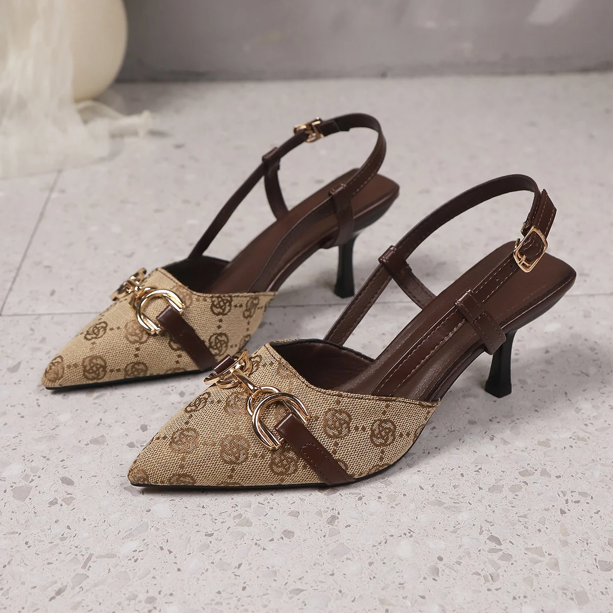 صنادل باوتو النسائية الجديدة لعام 2025 بإبزيم معدني ومضادة للانزلاق بكعب عالي أحذية نسائية برأس مدبب مقاومة للاهتراء صنادل ذات فم ضحل