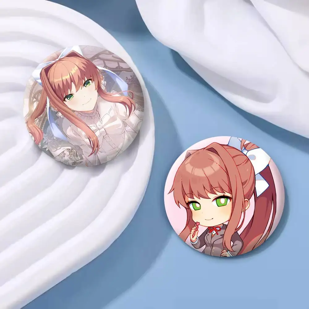 Broches de la serie DDLC Girl, con la imagen de M-Monika, insignias de dibujos animados, alfileres, accesorios para mochilas y sombreros, un regalo para amigas.