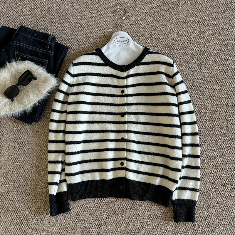

Wedbleser 2025 Autumn New Sweater Small Fragrant Style Striped Round Neck Plush High End Casual Versatile Knitted Cardigan Trend