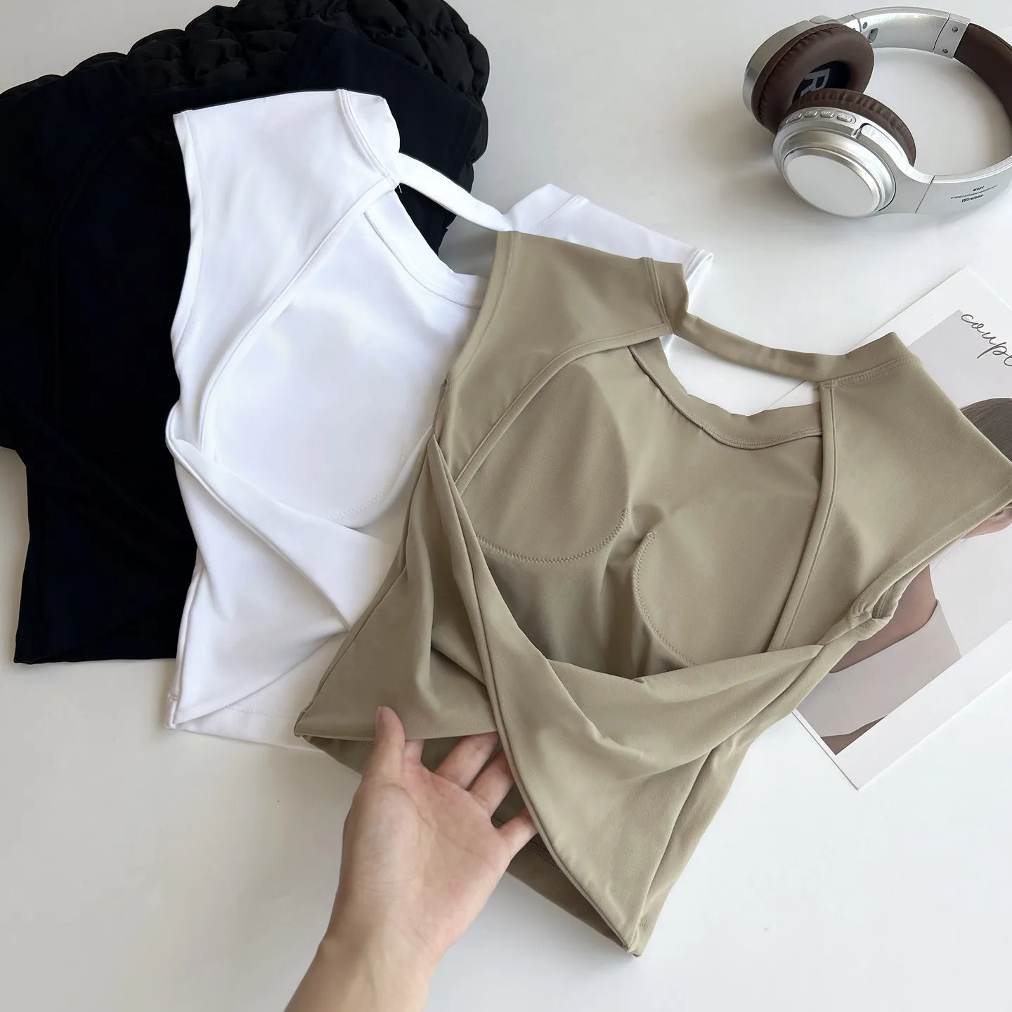 Yoga-Fitness-Weste mit niedriger Intensität, rückenfreies, kurzes Sport-T-Shirt, sexy, figurbetontes Top mit festen Cups, kurze Ärmel, T-Shirts für Damen – Detail 4