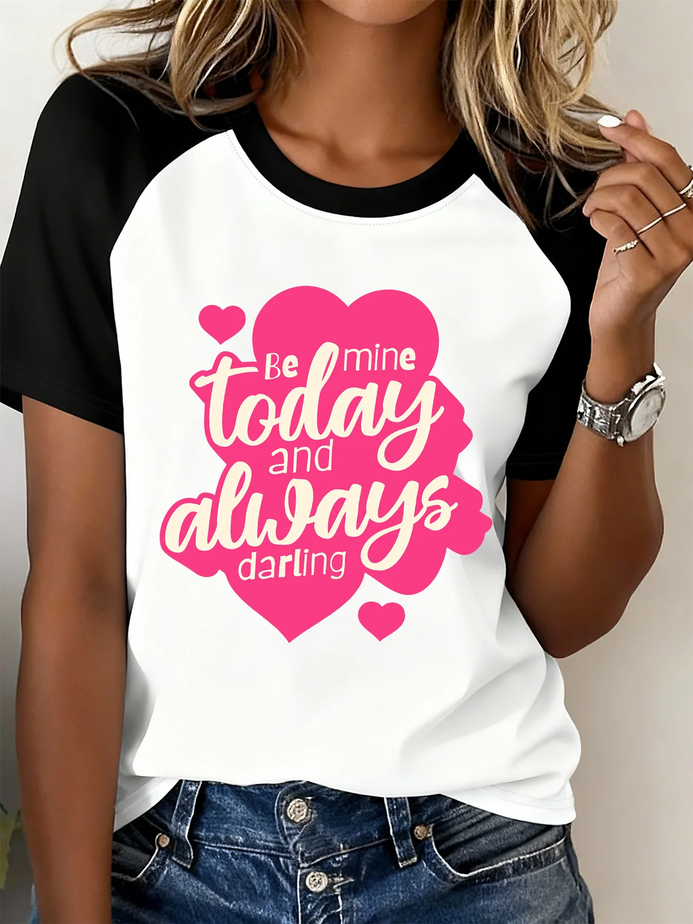 Fashionable T-Shirt in Black and White, with Heart Letter Pattern and Raglan Sleeves, Sweet and Cool Style for Everyday Casual Wear