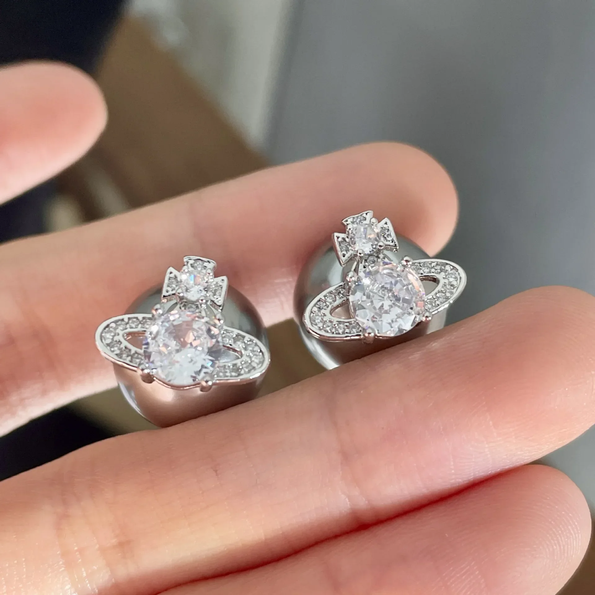 2024 New Full Diamond Studded Niche Earrings Fashionable Earrings with Simple Design Earrings for Women