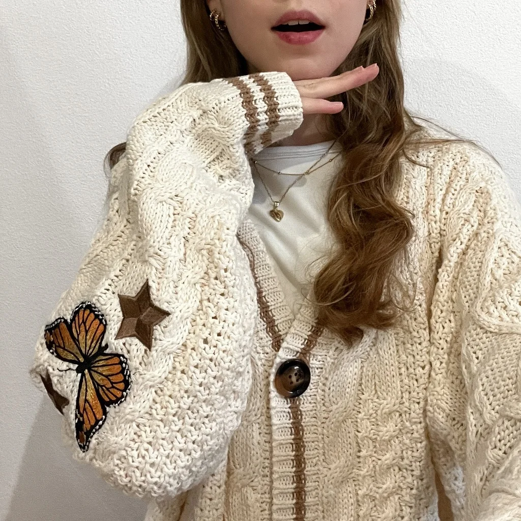 

2025 FEARLESS Patch BEIGE V-neck Knitted Holiday Cardigan Women Autumn Warm Star Embroidered Beige Folklore Cardigan Sweaters