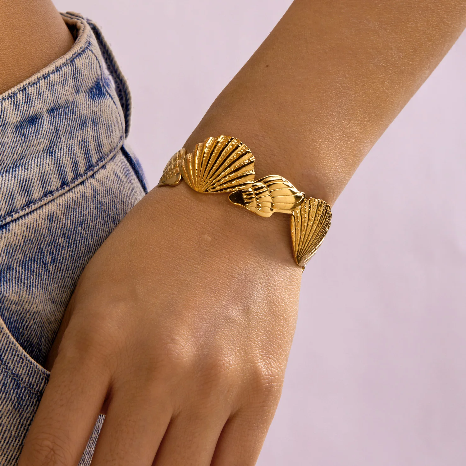 Strukturiertes Muschel-Seestern-Armband aus Edelstahl für Damen, Boho Geometrischer Ausschnitt-Manschettenarmreif, Resort-Urlaubsschmuck – Detail 6