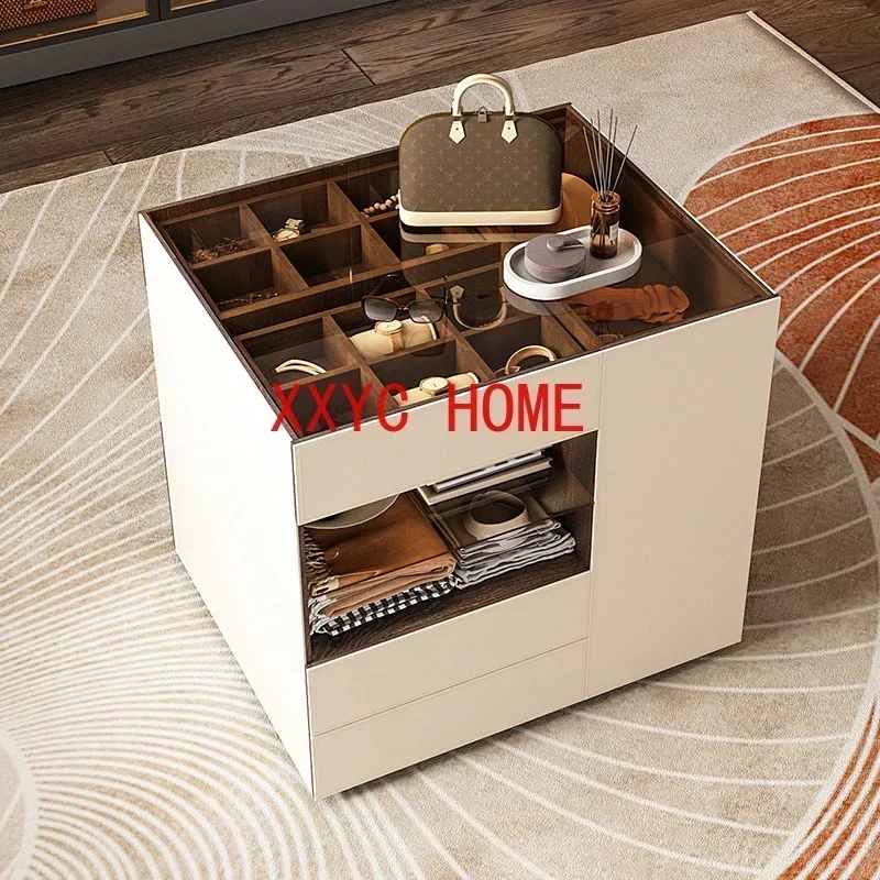 Небольшая квартира, спальня, напольная витрина, бытовой минималистичный комод для хранения вещей