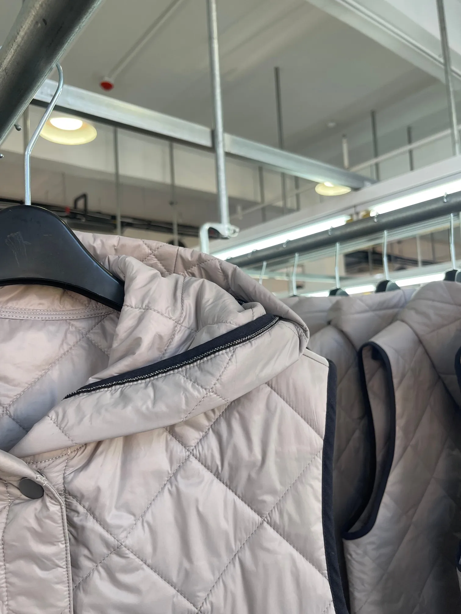 2025 Autunno e inverno nuovi arrivi casual versatile catena di perline leggero caldo diamante trapuntato gilet con cappuccio allentato