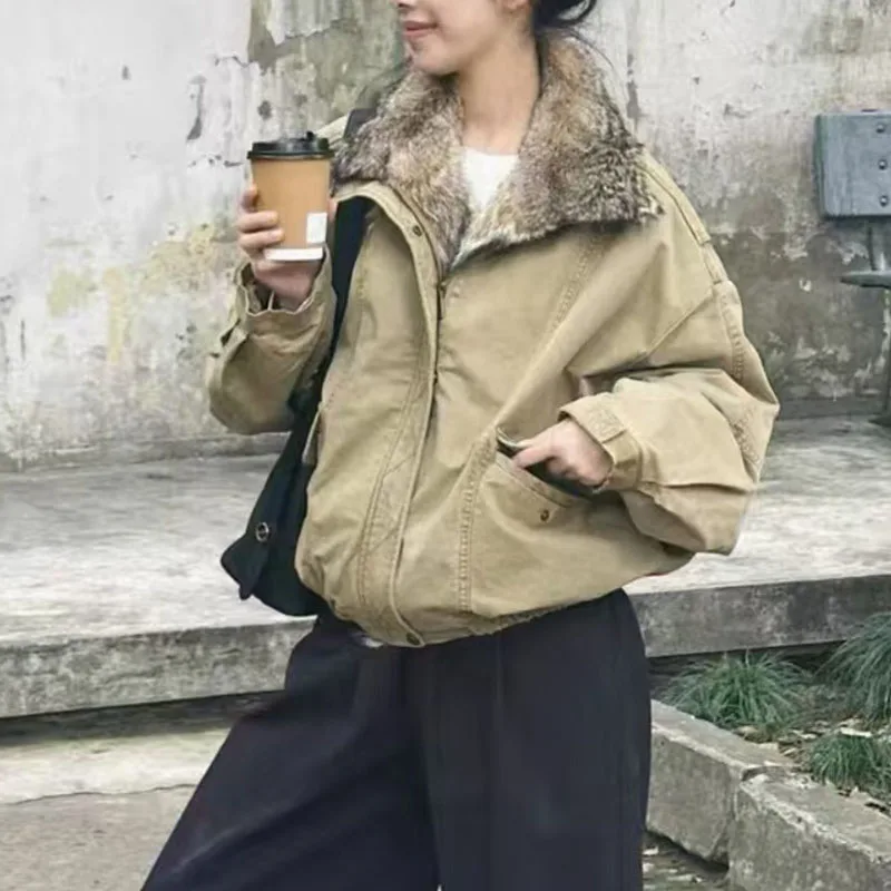 

Женское короткое пальто с меховым воротником, привязанной талией и утягивающим эффектом, в стиле спецодежды с флисом и толстыми слоями.