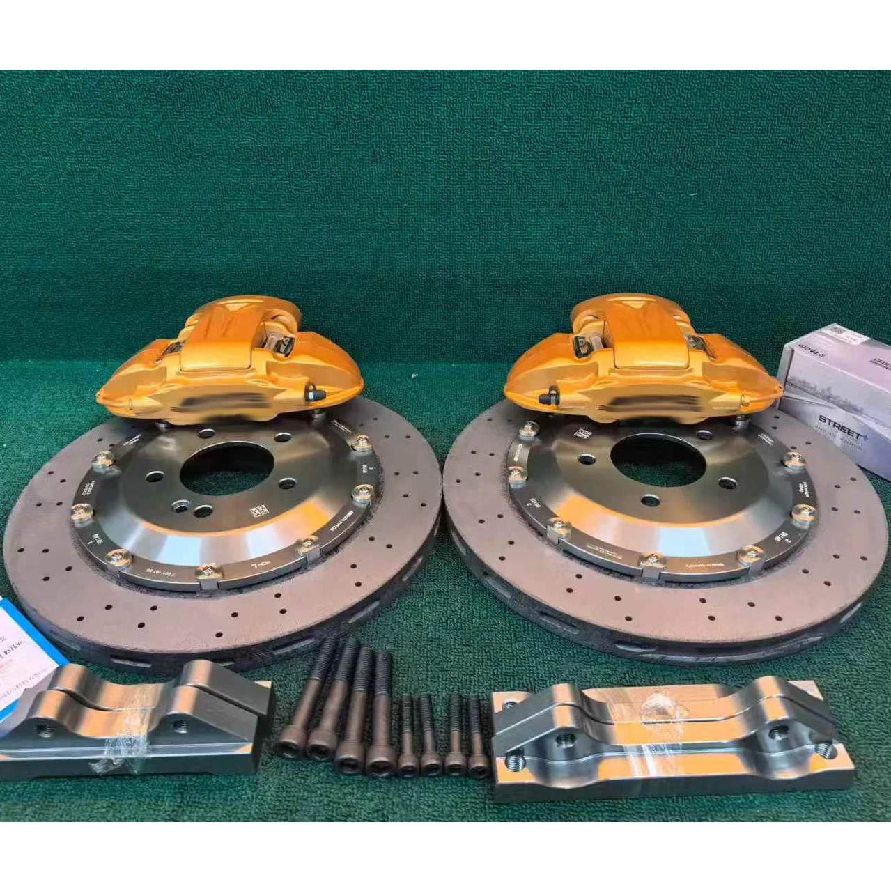 

Новый комплект тормозной системы Pagid для G63: задние электрогидравлические 4-поршневые суппорты OEM, карбон-керамические диски 370x28 мм