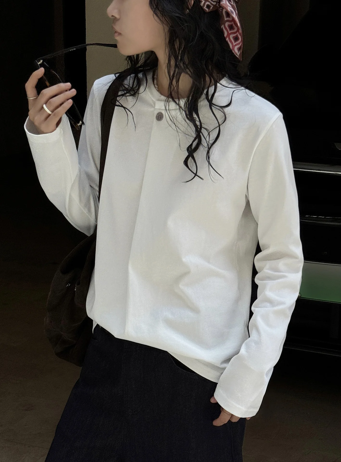 Nuovo senso del design francese di inizio autunno, T-shirt a maniche lunghe con abbottonatura obliqua a un bottone, top con silhouette ampia per le donne