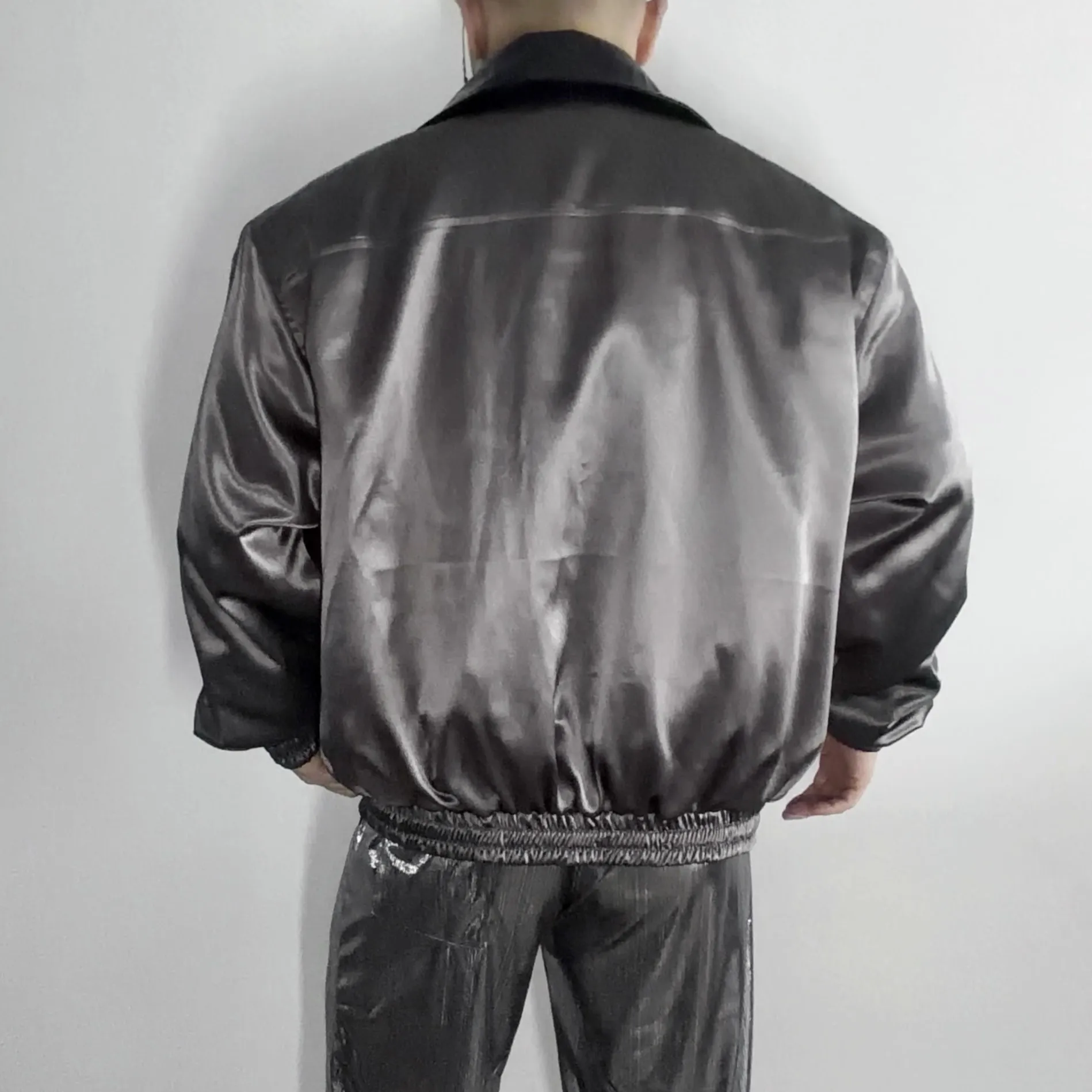 เสื้อแจ็คเก็ตสไตล์มอเตอร์ไซค์เท่ห์  ผ้าซาตินเสริมไหล่  คอหนัง  ตัดต่อ  ทรงหรูหรา  ปกเสื้อแบบลาพอล  เสื้อโค้ทสำหรับนักร้อง  ชุดแสดงบนเวที