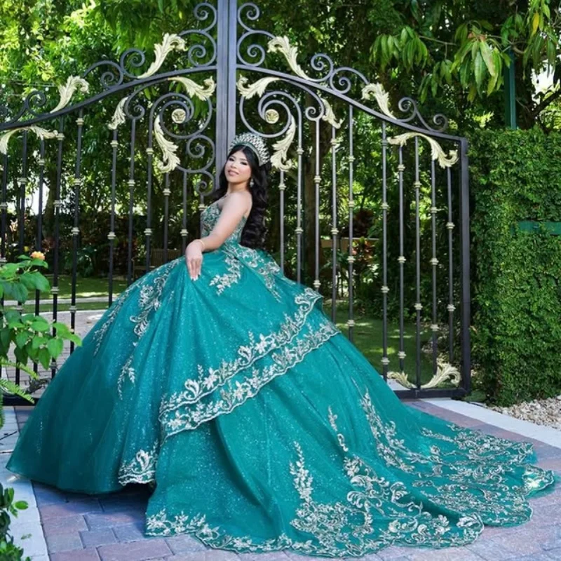 Brillant vert foncé Quinceanera robe cristal paillettes décalcomanie épaules dénudées dentelle superposition longue queue arc robes De 15 Quinceanera ﻿