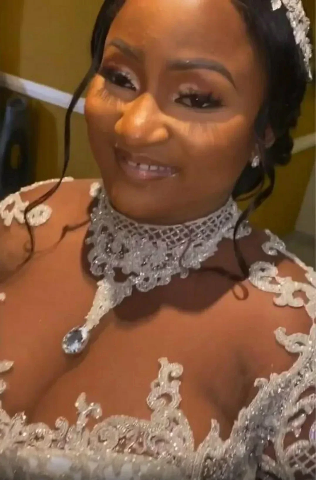 Vestido De novia africano personalizado con cuello alto y apliques De cuentas 2024 con sobrefalda bata De novia De manga larga vestidos De novia De satén