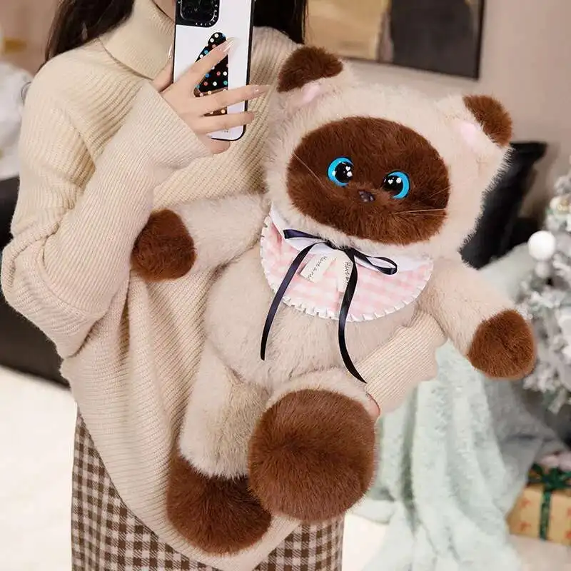 Urocza pluszowa zabawka kotek, kotek kaliko, kotek krowa, kotek syjamski, pluszowa lalka z dekoracją na śliniak, miękka poduszka kot, lalka towarzysz snu, prezent dla dziecka