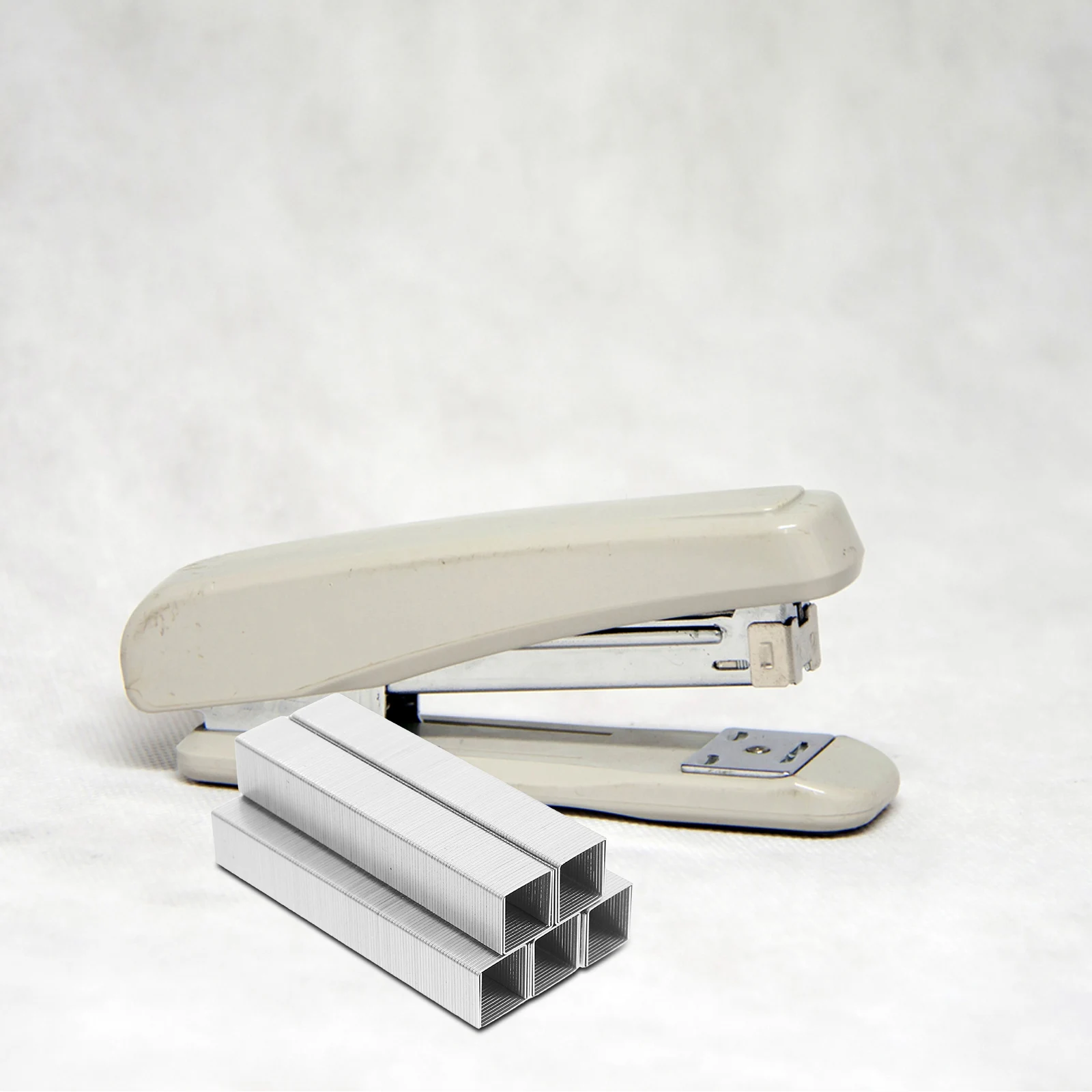 

1000pcs Steel Staples Sturdy Office Files Papers Document Fixing Heavy Duty Mini Refills Smooth Office Supply For Home