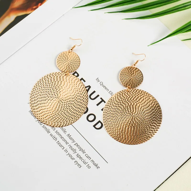 

Exaggerated wide sided sexy earrings with round retro gold earrings