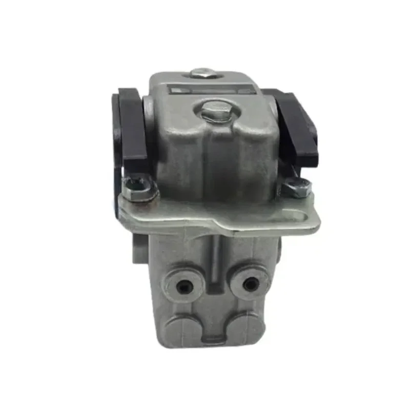 Excavator Parts PC60-7 PC120-6 PC200-6 Foot Operated pilot Valve 6-hole 702-16-01541 7021601541 Foot Pedal Control Assembly