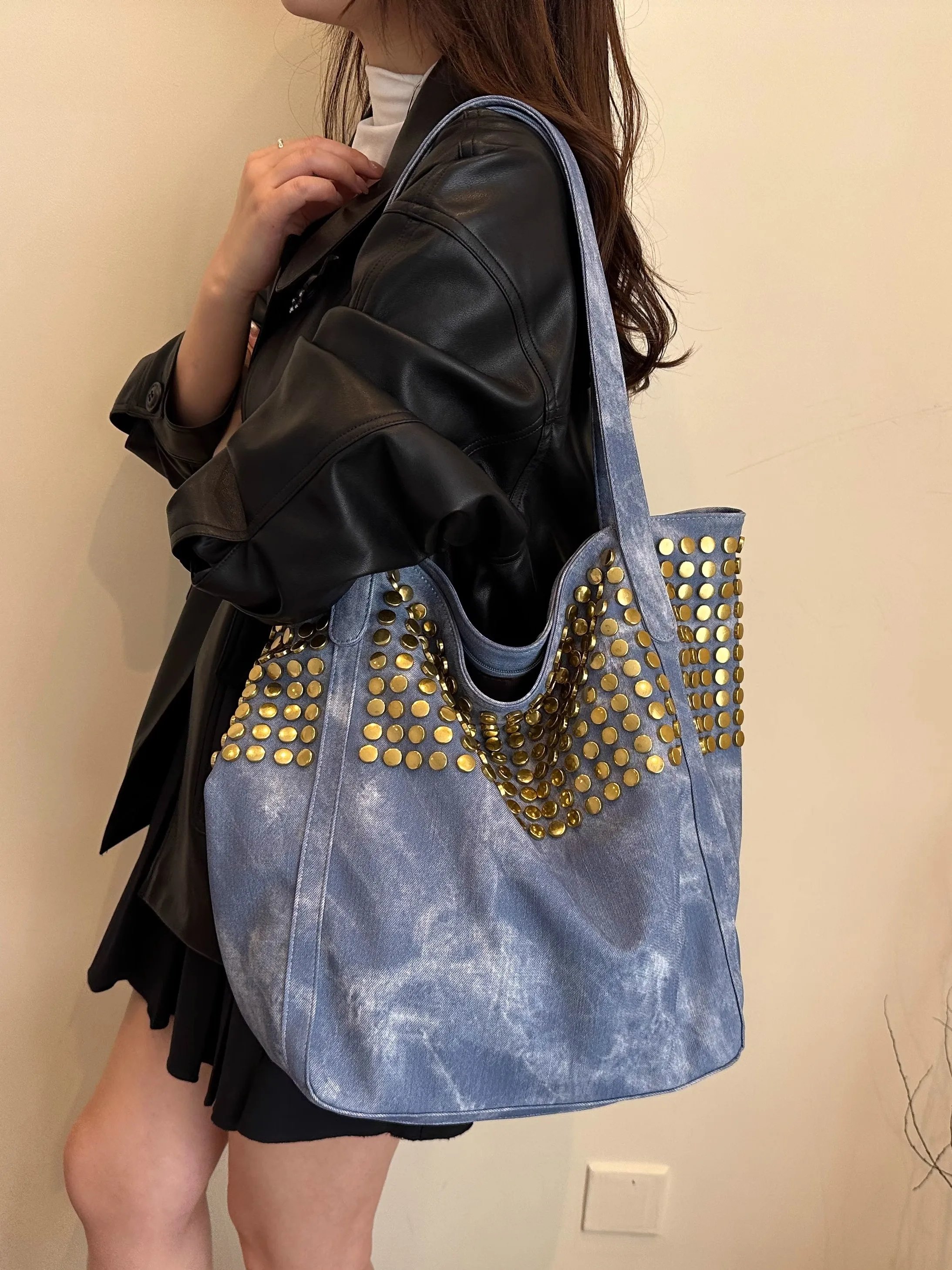 Punk Style Rivet Large Casual Denim Shoulder Bag Women's Commuter Tote Bag Retro American Fashion High Capacity Bucket Bag