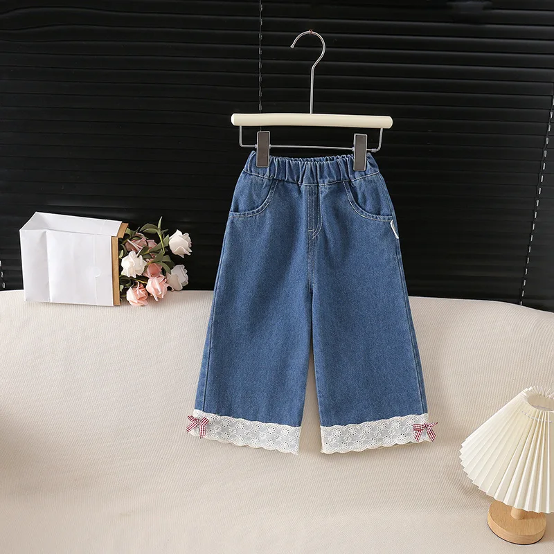 

Новые летние джинсы для девочек 2026 года: широкие штанины, милые кружевные вставки, банты, эластичный пояс, детские джинсовые брюки, повседневные штаны для детей