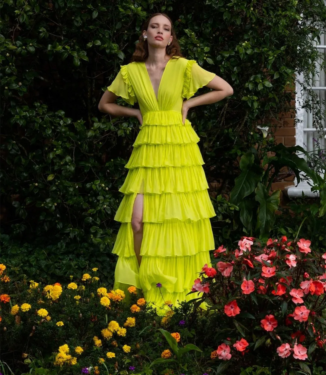 Elegante lange grüne Chiffon-Abendkleider mit V-Ausschnitt und geschlitztem, boden langem Ballkleid mit A-Linien-Flügel ärmeln für Frauen