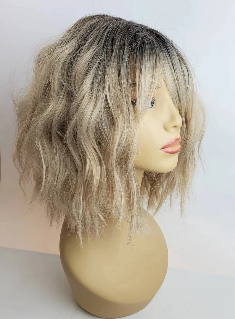 

Короткие светло-русые синтетические HD парики спереди с челкой Женский парик Бесклеевые волнистые парики для повседневного ношения на работу